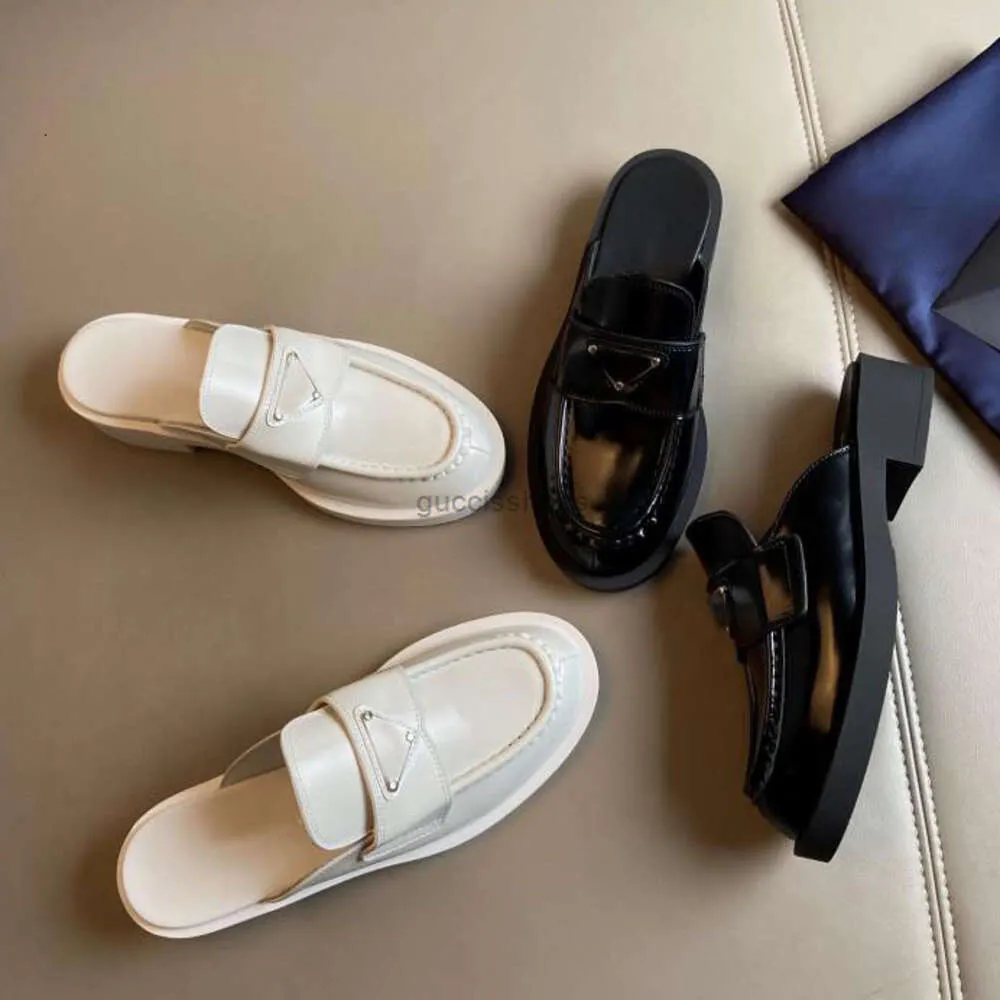 Herenstijl Puntige loafers van geborsteld leer Kanten platformschoenen Luxe designer sneakers voor dames Oversized silhouet Dikke oorzolen Emaille driehoek