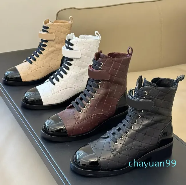 Botas de combate pretas mulheres pele de carneiro salto baixo tornozelo botas motociclista plataforma grossa apartamentos redondos dedos cunhas botas de renda sapatos de designers de luxo