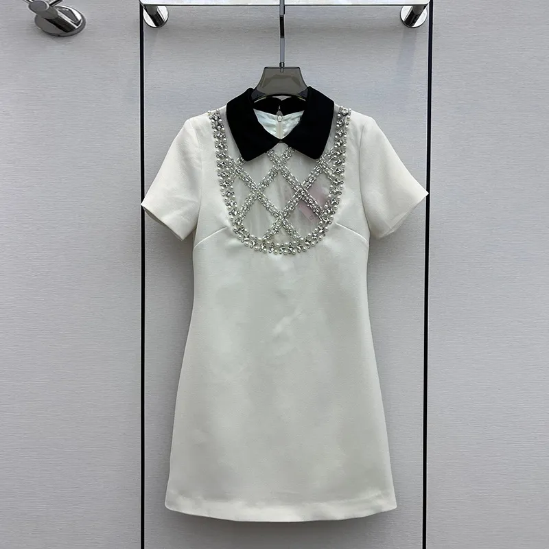 2023 Zomer Witte Contrasterende Kleur Panelenjurk Met Korte Mouwen Revers Hals Tule Strass Knielange Casual Jurken S3S01M032