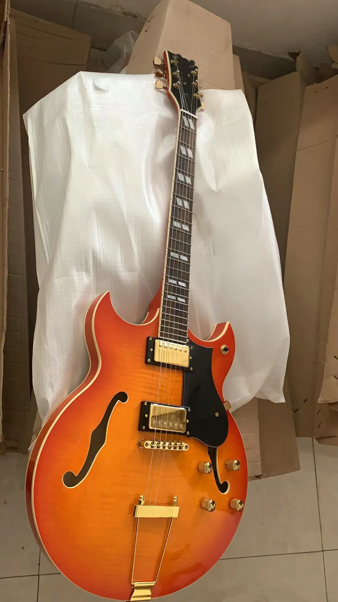 nuova chitarra elettrica Custom Shop jazz corpo cavo Lemon Burst all'ingrosso