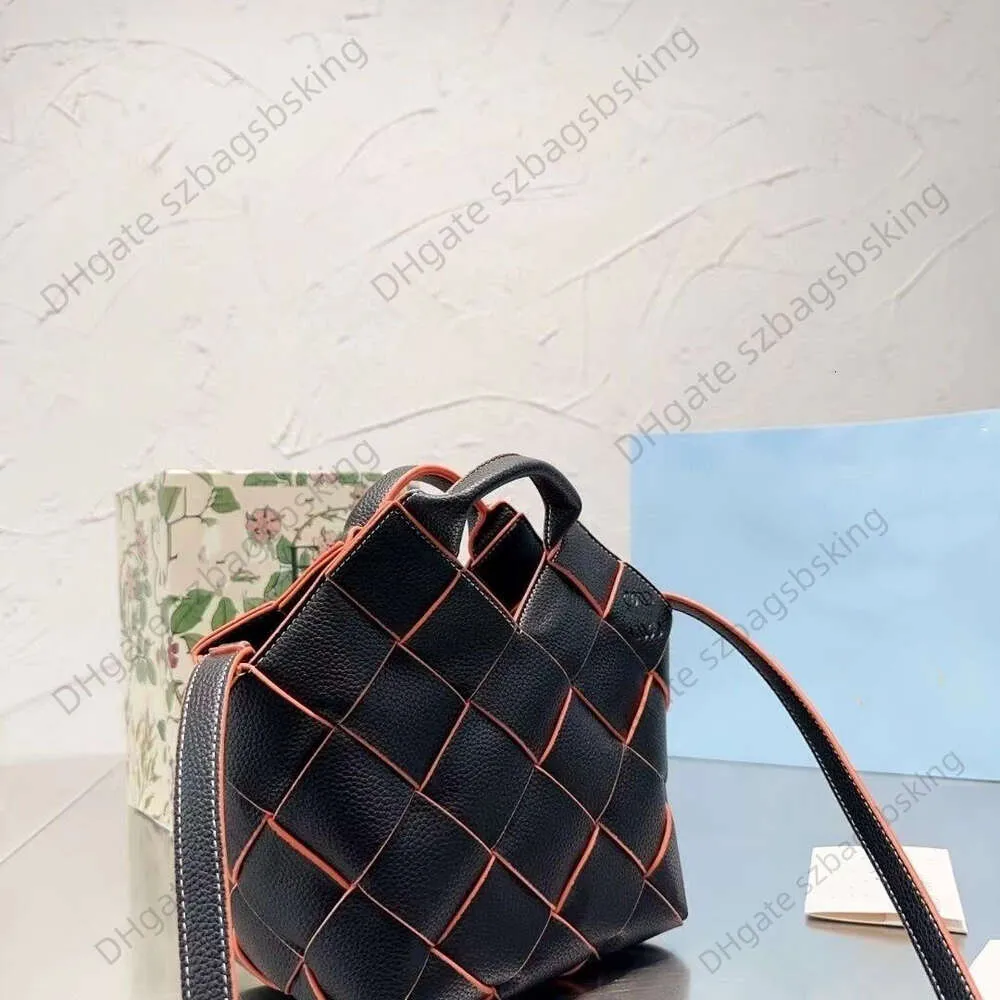 Hochwertige Frauen-Taschen-Designer-Schulter-Handtasche Lowwes neues Lederweber Handheld-Korb-Tasche mit großer Kapazität Feingurt Crossbody Tasche