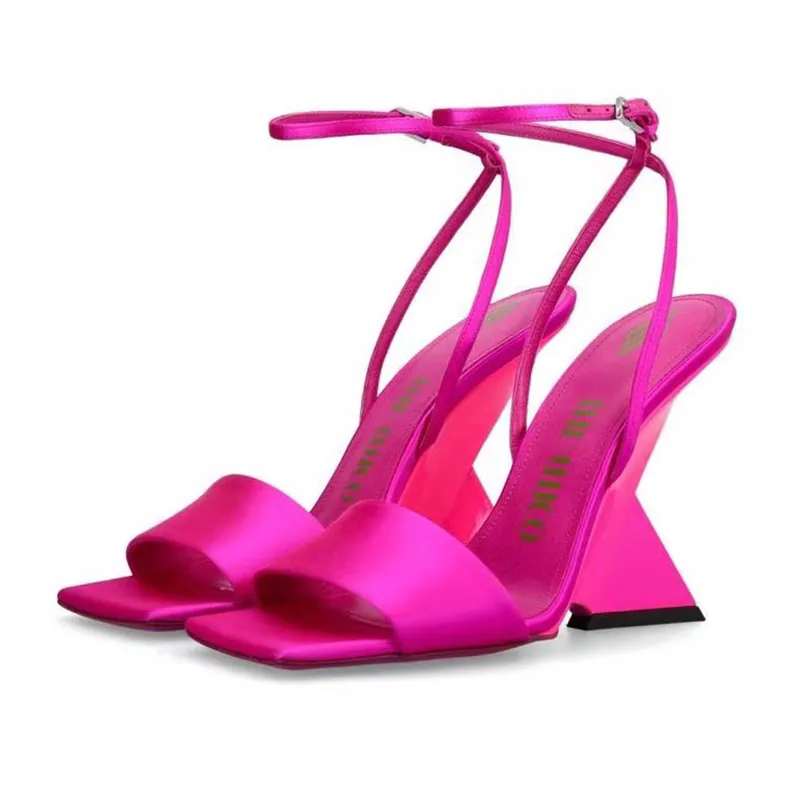 Chaussures de créateurs The Attico Sandales à talons de forme spéciale Couleur carrée Cheope noir e rose Chaussures habillées compensées Chaussure de soirée pour femmes Marque de mode d'été Talons hauts pour femmes