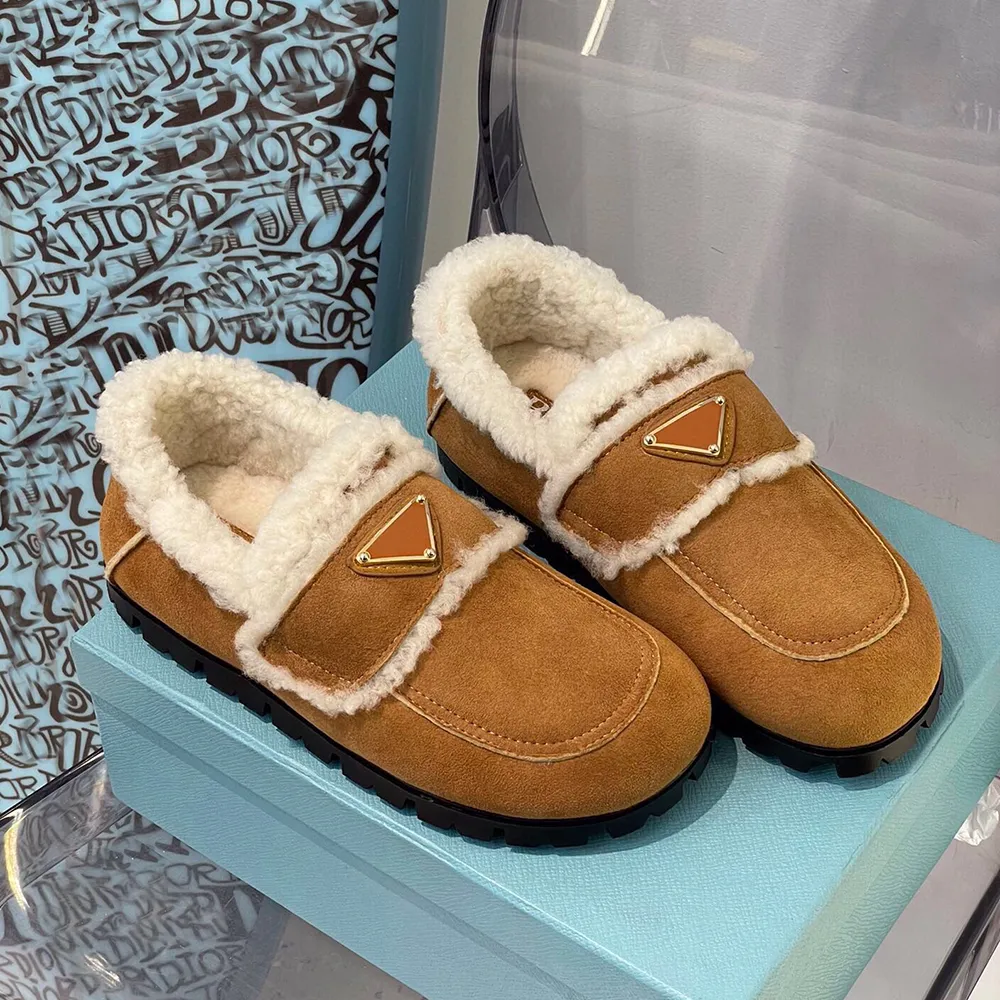 Pelle scamosciata Pelliccia di agnello Scarpe con fondo piatto Inverno Punta rotonda Pantofole casual Suola in gomma in pelle slip on flats Abito di design di lusso Vera pelle Scarpe con punta chiusa