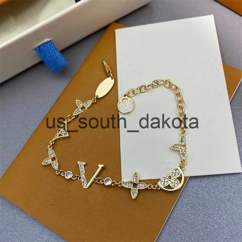 Kedja lyxiga smycken armband charm armband för kvinnor fashionabla smycken blommor hjärta rostfritt stål kedjor cjeweler guld pläterad diamantdesigner armband