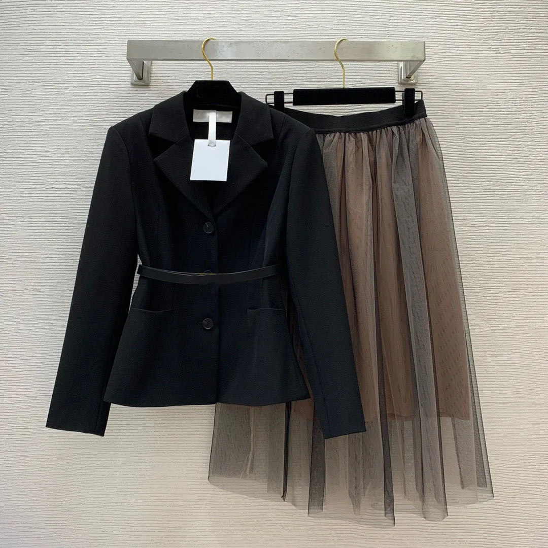 2023 automne noir couleur unie deux pièces robe ensembles à manches longues revers cranté ceinturé blazers haut tulle lambrissé mi-mollet jupe costumes ensemble Two Piece Suits B3S081807