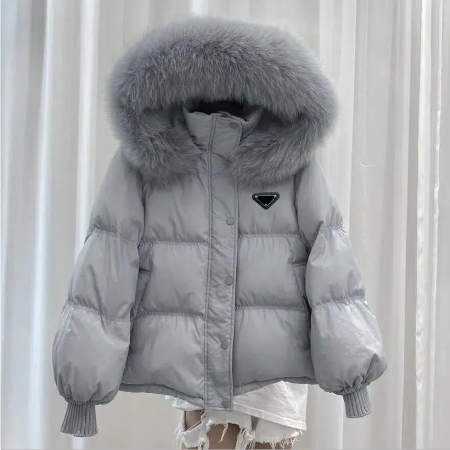 P-RA Designer de luxe Femmes Parkas Marques Mode Lady Lâche Épaissi Court Fox Grand Col De Fourrure Canard Blanc Manteaux Manteaux En Plein Air À Capuche Vers Le Bas Veste