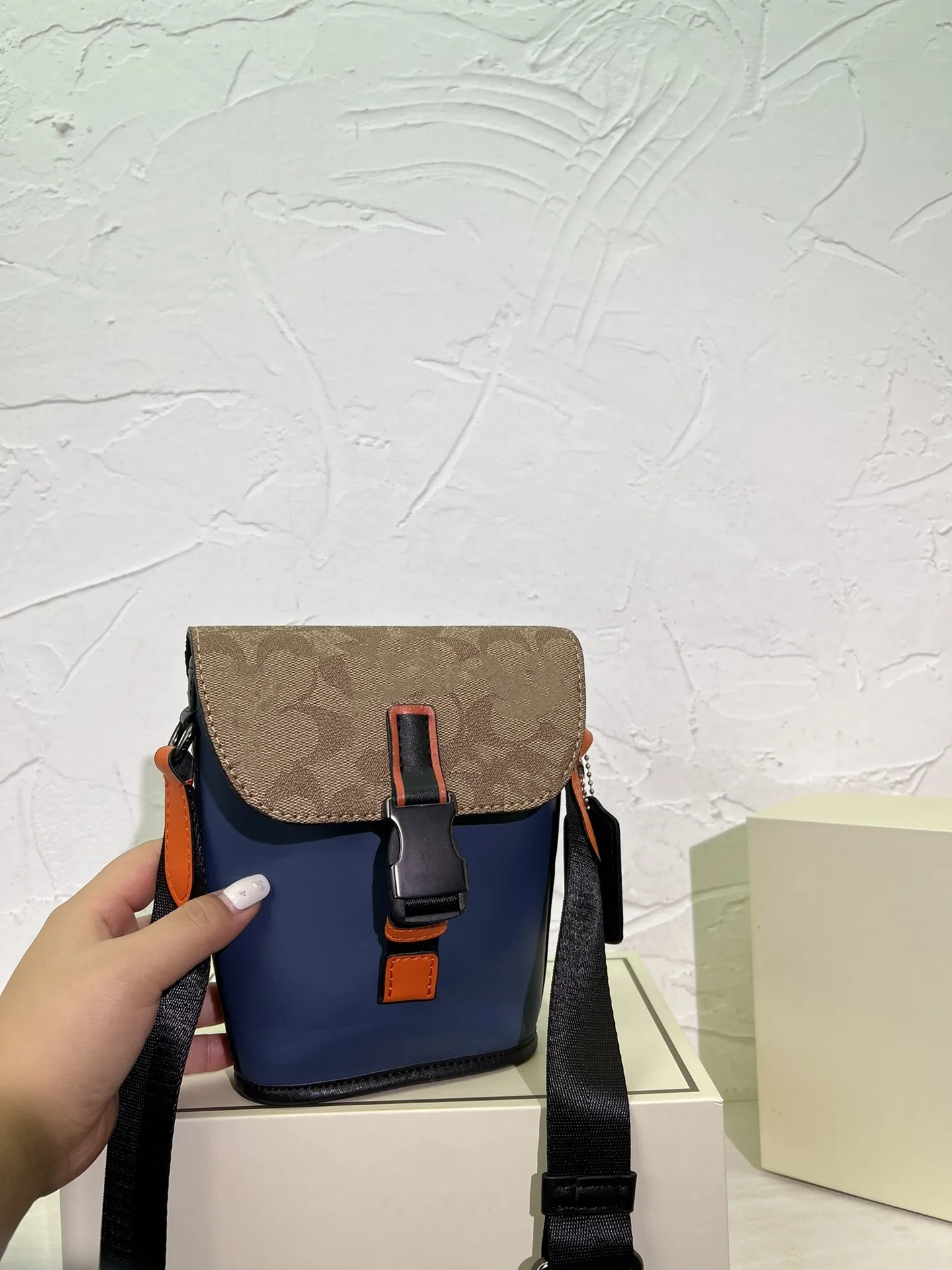 Elegante Bolso Para Teléfono Móvil Para Mujer Bolso De Diseñador Clásico  Hebilla Tipo Almeja Bolso Cruzado De Marca Correa Ancha Para El Hombro Bolso  Desmontable Con Precio Unitario De 49,75 €