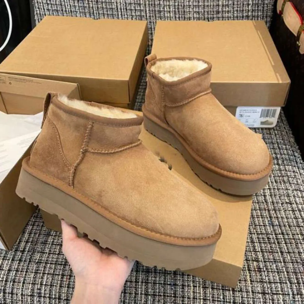 2024 Ugglies Designer Femmes Uggly Bottes en cuir Braid Comfy Australia Booties Daim en peau de mouton court mini nœud kaki noir blanc rose marine baskets d'extérieur