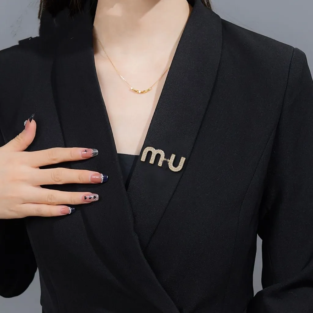 Wholesale Womans Designer Brooches Luxury Diamond Crystal Brooch Suit