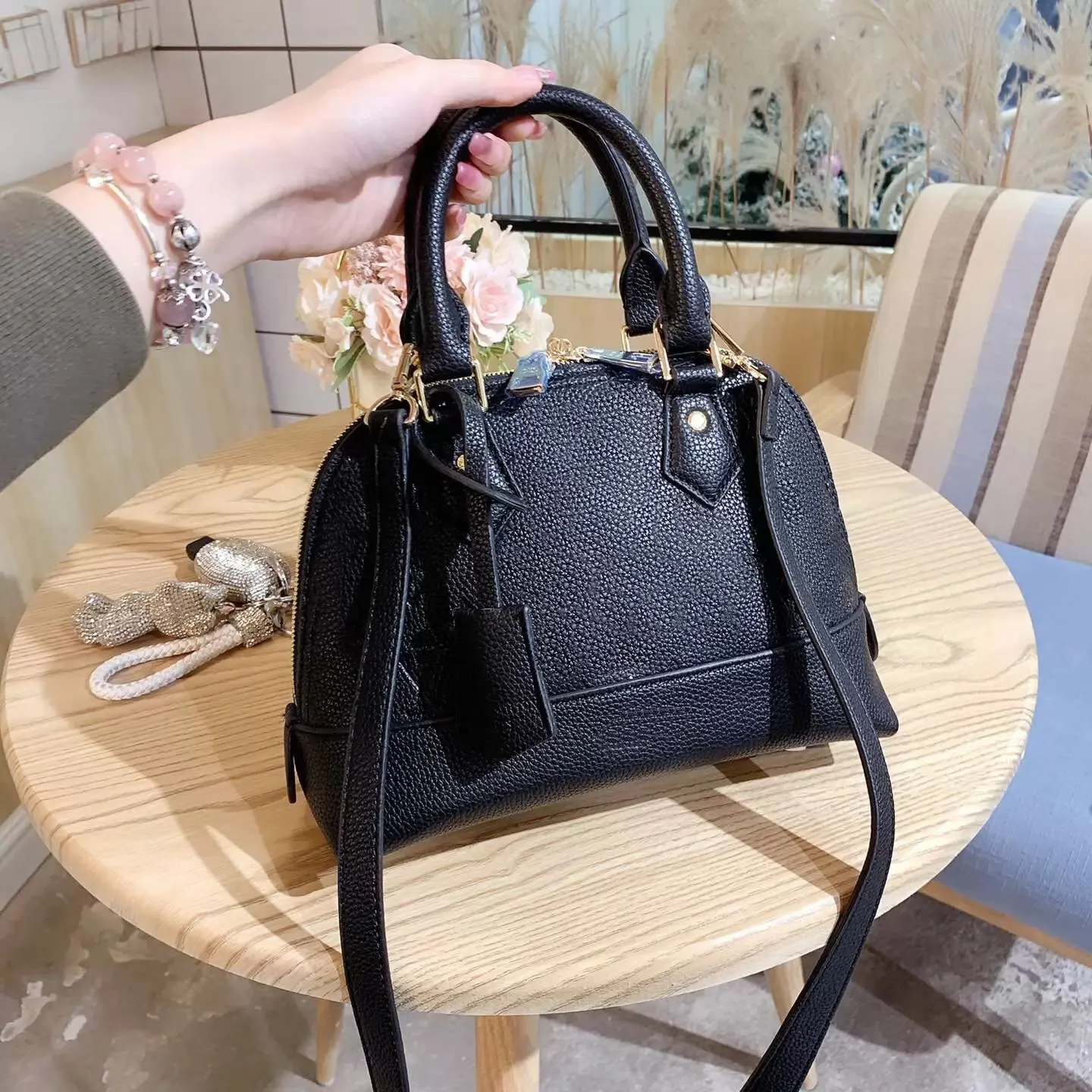 Luxurys designer tygväska alma kvinnor axelväskor messenger väska läder handväska plånbok pursar crossbody totes med låsnyckel 2023