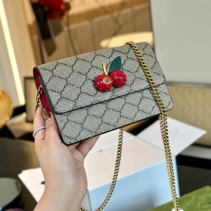 Luxur Designer Cherry Mini Flap Crossbody Bag Italy Brand Double Letter Women Axel väska Högkvalitativ Lady äkta läder woc -kedja sacoche väskor myntväska