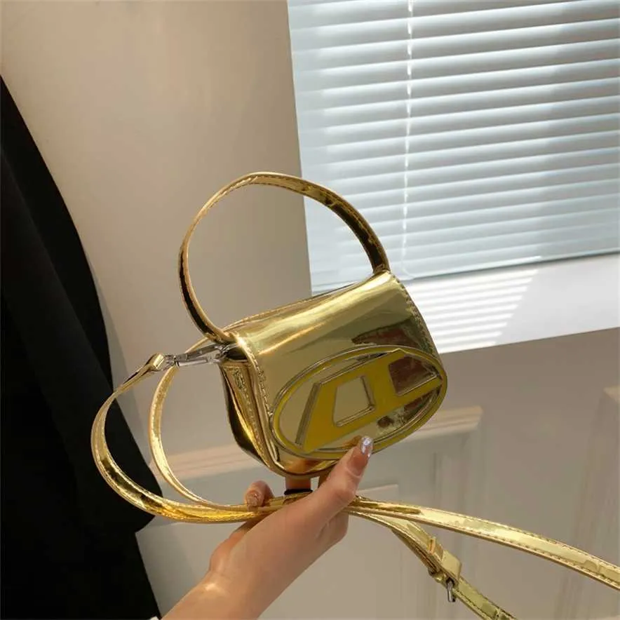 Маленький дизайн для женщин 2024 Новая мода флип Dingdang универсальная портативная сумка на одно плечо с диагональной перекладиной дизайнерская сумка онлайн-продажа