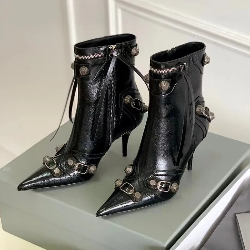 Cagole Gürtelschnalle aus Schaffell, dekorativer seitlicher Reißverschluss, Lokomotive, sexy spitze Modestiefel, High Heels, Designer-Damenfabrikschuhe, Halbstiefel, Quastenstiefel