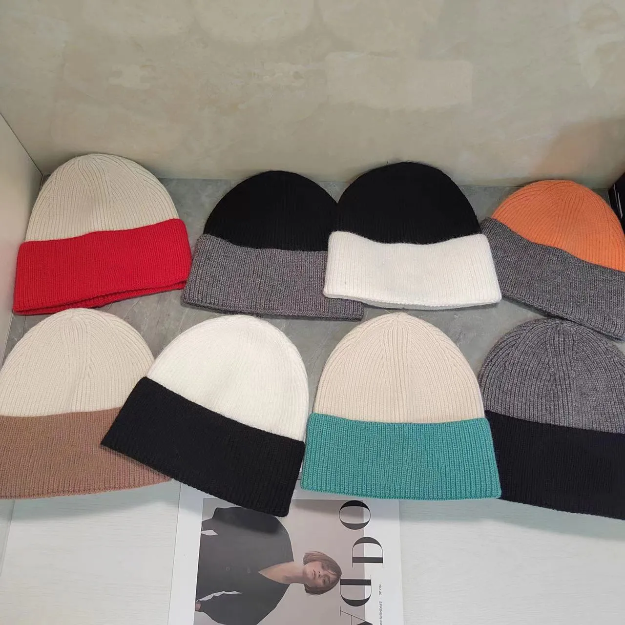 高品質のデザイナーのブリムレスハット、クラシックメンズとレディースの印刷された帽子、秋と冬の温かい帽子、マルチカラーオプションのニット帽子