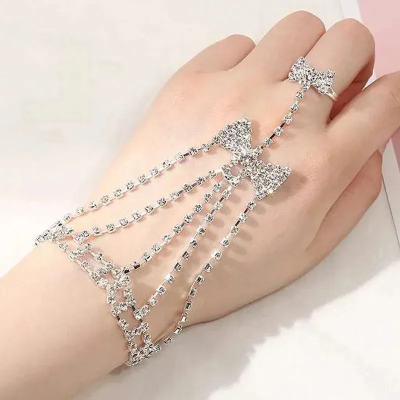 Vintage -Strass -Armband mit Fingerring Silber Farbe Kronenverbindung Handgelenk einfache Kette für Frauen Charme Lady Trendy Schmuck