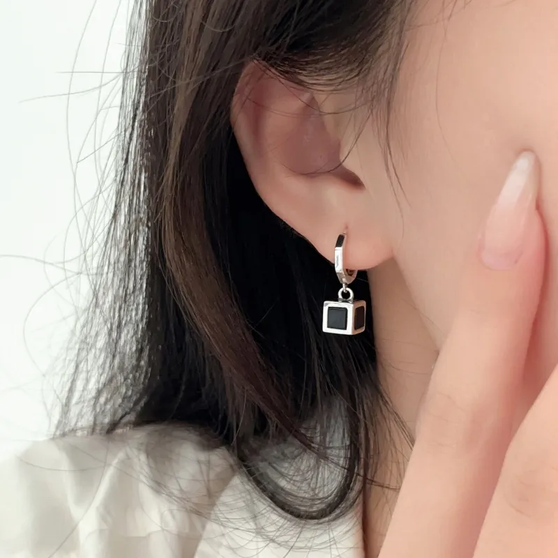 DesignerClassic Fashion S925 Sterling Silver Black Square Small Smell Small Cense Hepburn Wind Retro Earrings Temperament Ear Pendantニッチユニークなイヤリング