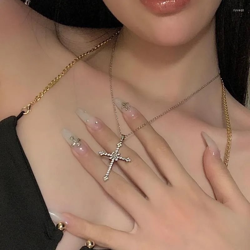 Naszyjniki wiszące Srebrne Jezus Jezus Cross Cross Crystal Naszyjnik Moda chrześcijański cyrkon łańcuch obojczyka unisex biżuteria