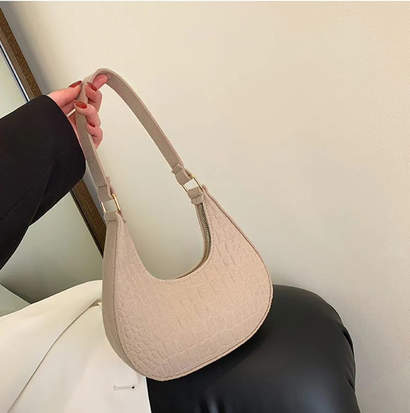 Lyxdesigner kvinnor underarm hobo väska 2023 Nytt populärt enkelt mode stenmönster messenger väska fast färg stor kapacitet damer crossbody väska handväska