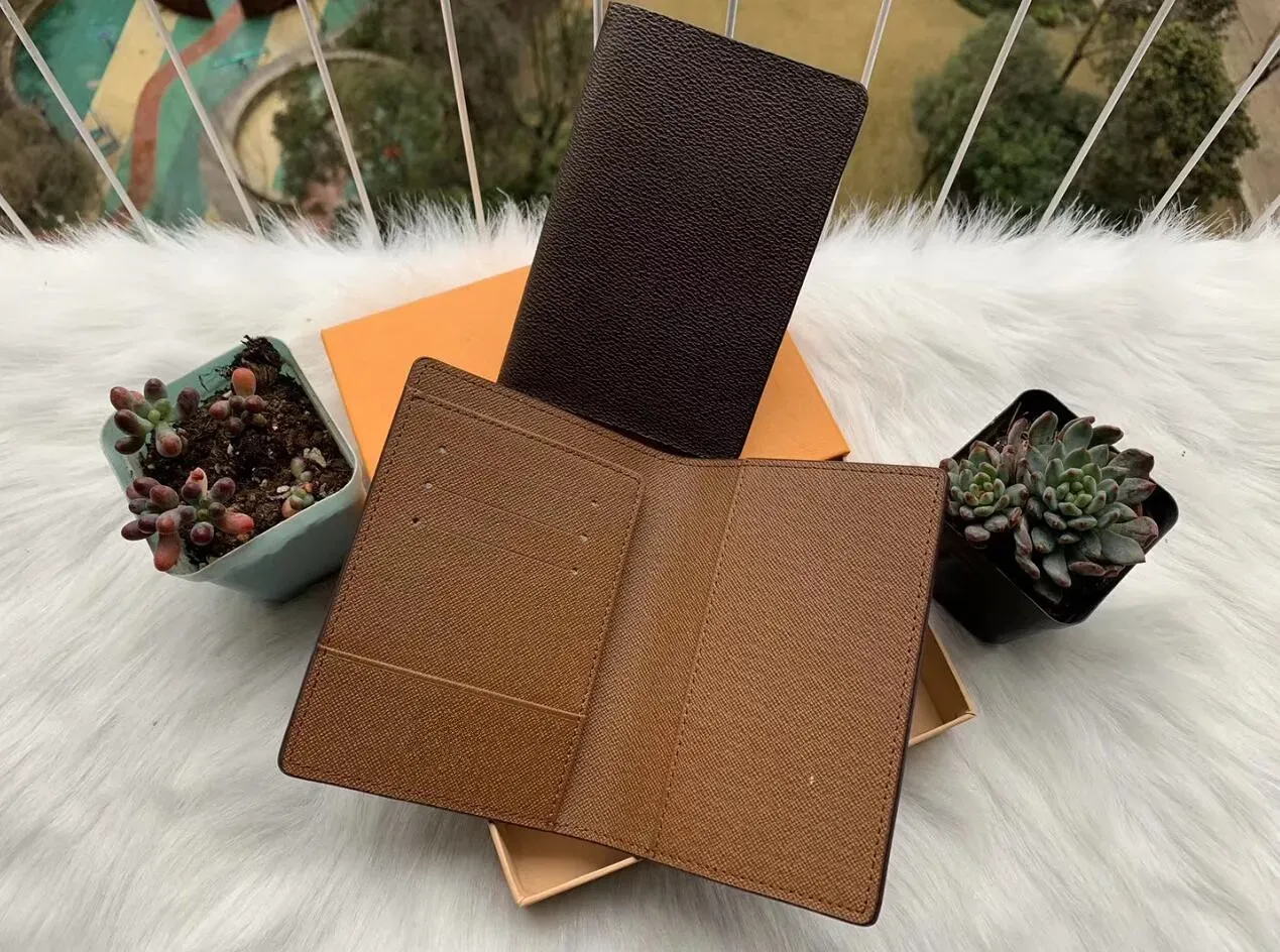 M60181 MENS PASSPORT HOLDER Kvinnor Plånbok Flower Printing Card Holder Real Leather Purse Cover för pass med Box Dust Bag Louisianashop Purses