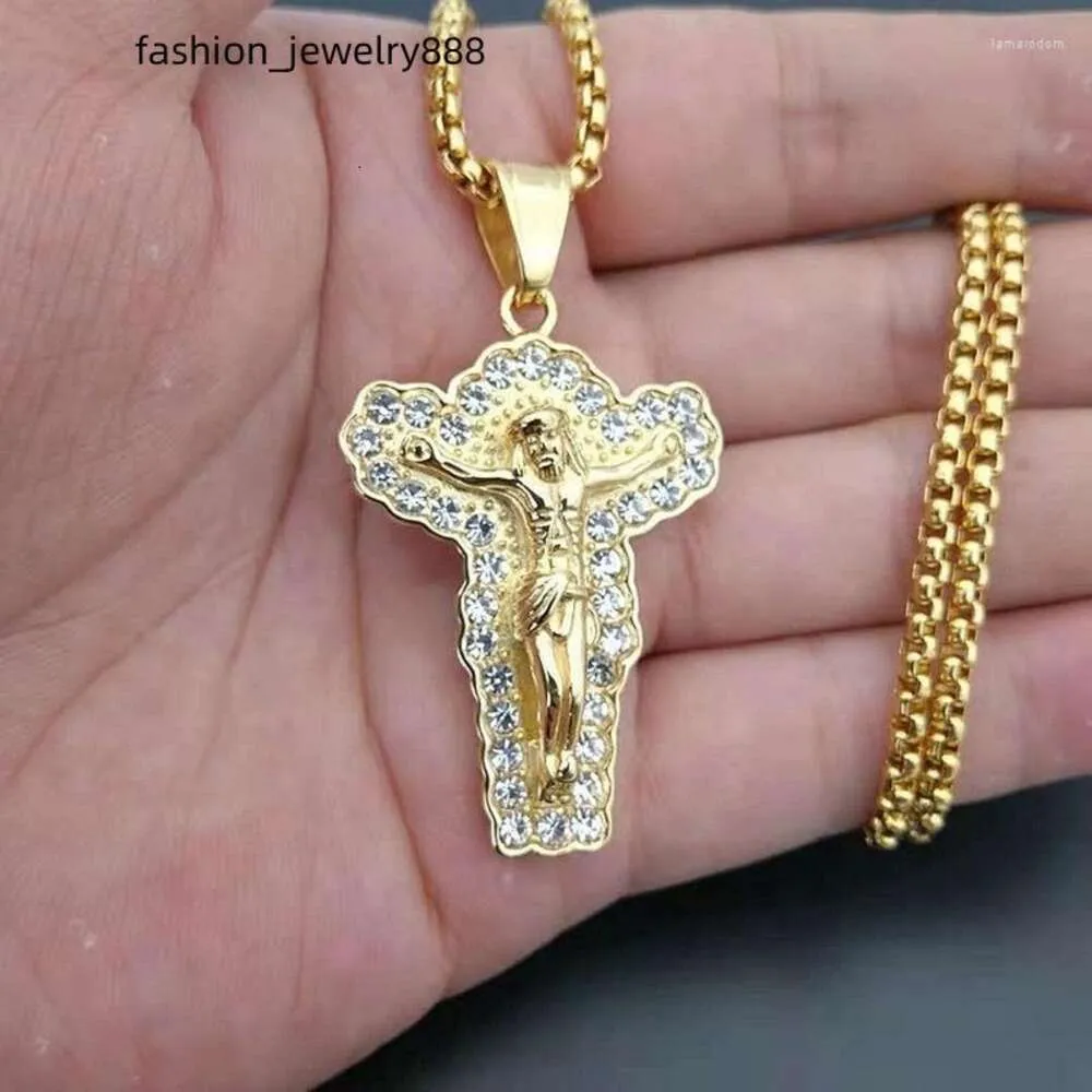 Collares colgantes Zircon Moda para hombre Titanio Acero Chapado en oro Rhinestones Jesús Cruz Collar Hip Hop Religión Joyería