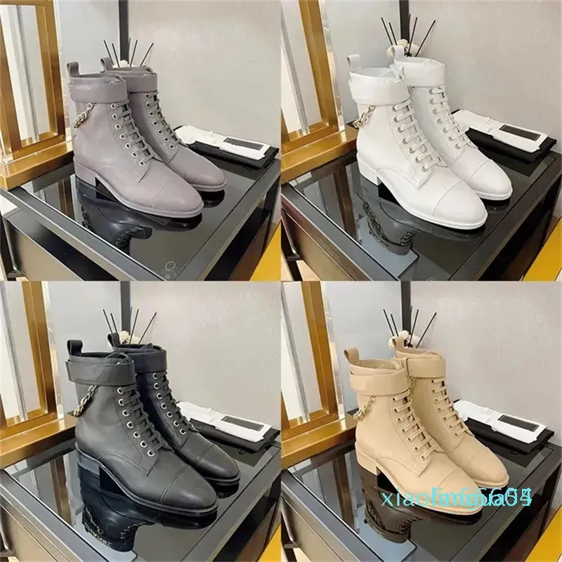 2023-ontwerper Luxe pure kleur enkellaarsjes dames leer outdoor feest ademend letter metalen ketting riem laars damesmode comfortschoenen met middelhoge hak