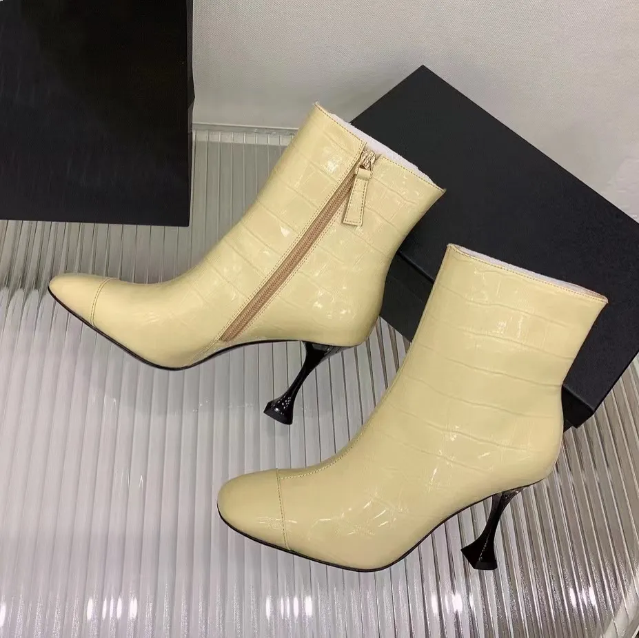 2023 Femmes Brown Check Bottines en cuir de veau Stiletto de qualité supérieure Interlocking Cuir plat mixte Check Chelsea Boot Bottines à enfiler Chaussures de luxe pour femmes