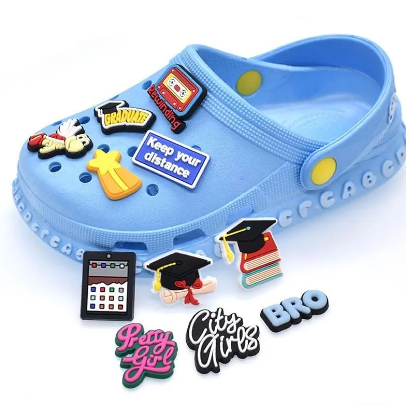 Piezas de zapatos Accesorios Negro Lindo Dibujos animados PVC Encantos Zapatos Hebillas Figura de acción Pulseras en forma Zueco Jibz Pulsera Niñas Niños Niños Dro Dhw9Z