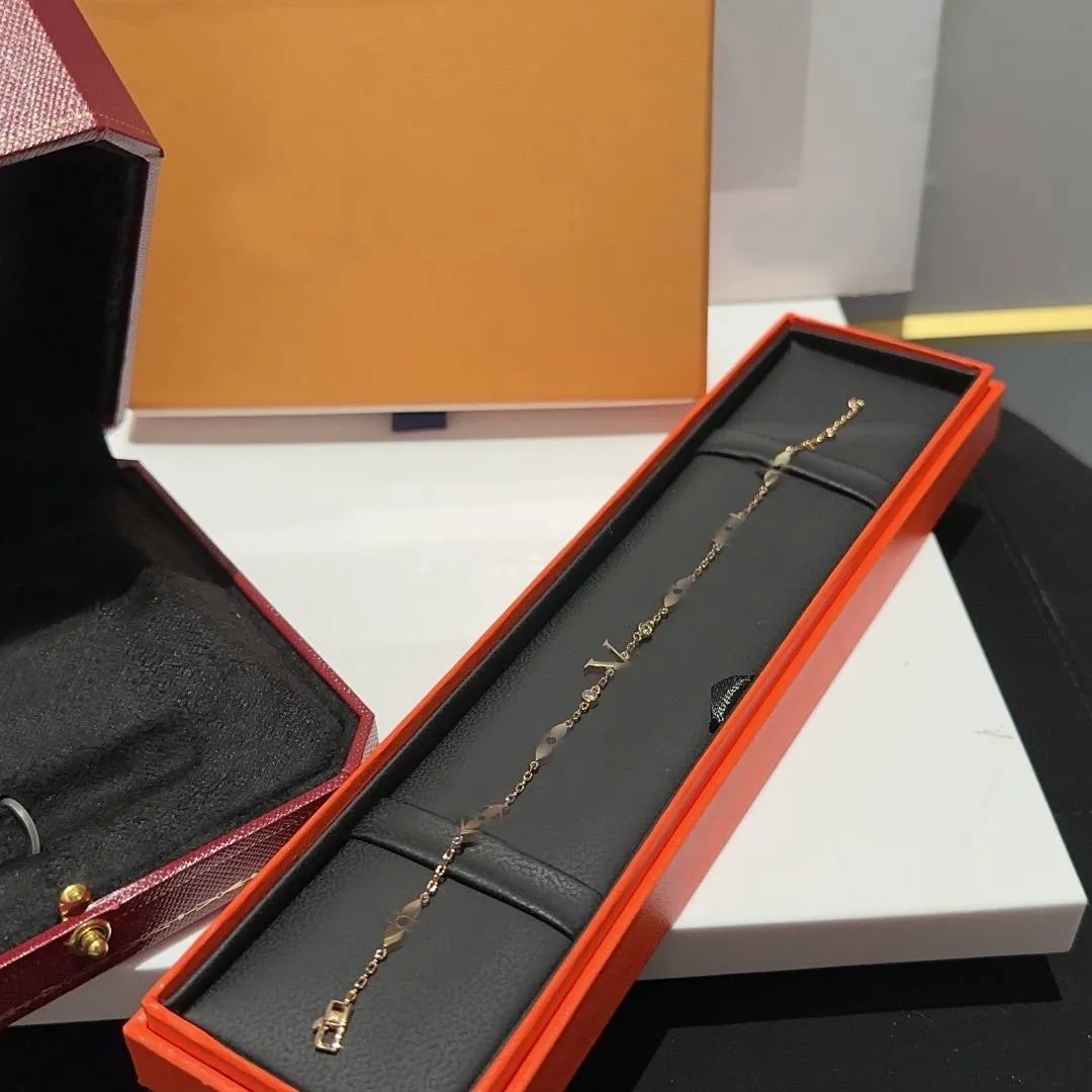 Klassische Frauen Brief Armband Designer 18K Gold Armreifen Blume Mode Diamant Schmuck Dame Party Geschenk Zubehör