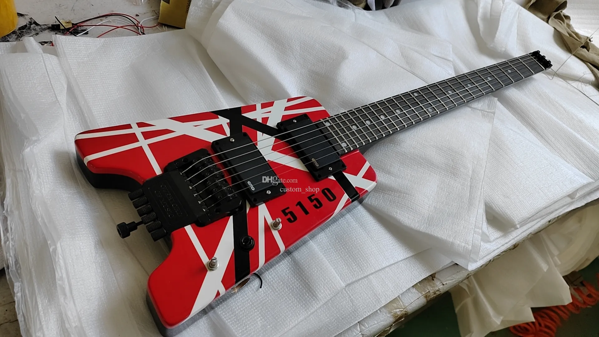 Skicka snabbt Edward Van Halen 5150 Röda vita svarta remsor Huvudlös elektrisk gitarr Rosewood Fretboard China Emg Pickups Tremolo Bridge Black Hardware Dot Inlay