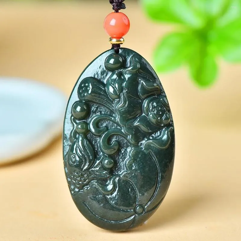 Naszyjniki wiszące wyślij certyfikat naturalny zielony jadeile lotosowy kwiat Naszyjnik mężczyźni Kobiety ręcznie rzeźbione hetian jade i ryby Lucky amulet