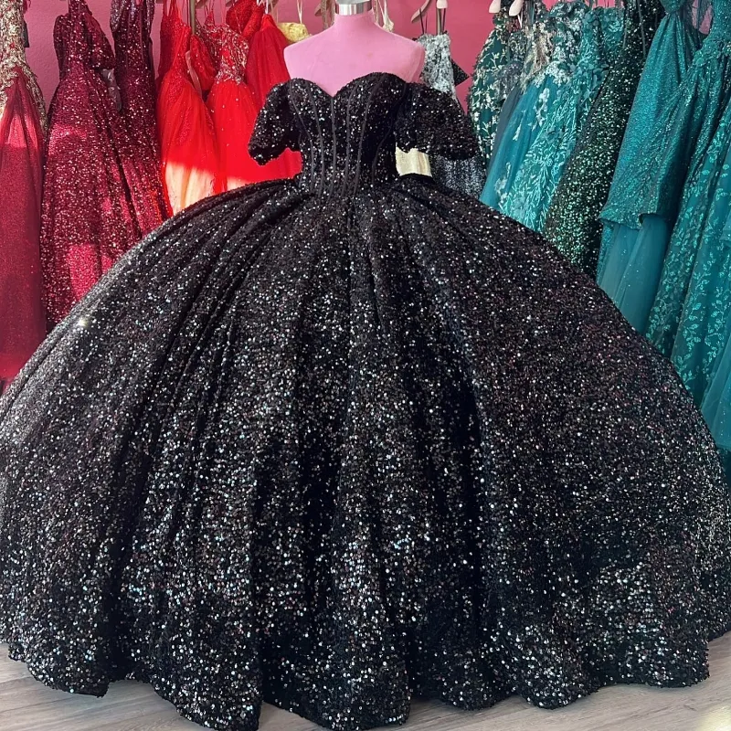 黒い光沢のある恋人Quinceaneraは、肩のスコー付きBeads Chapel Train Corset Prom Vestido de Debutante 15 Anosのオフショルダーオフ肩の肩を並べてドレスを着る