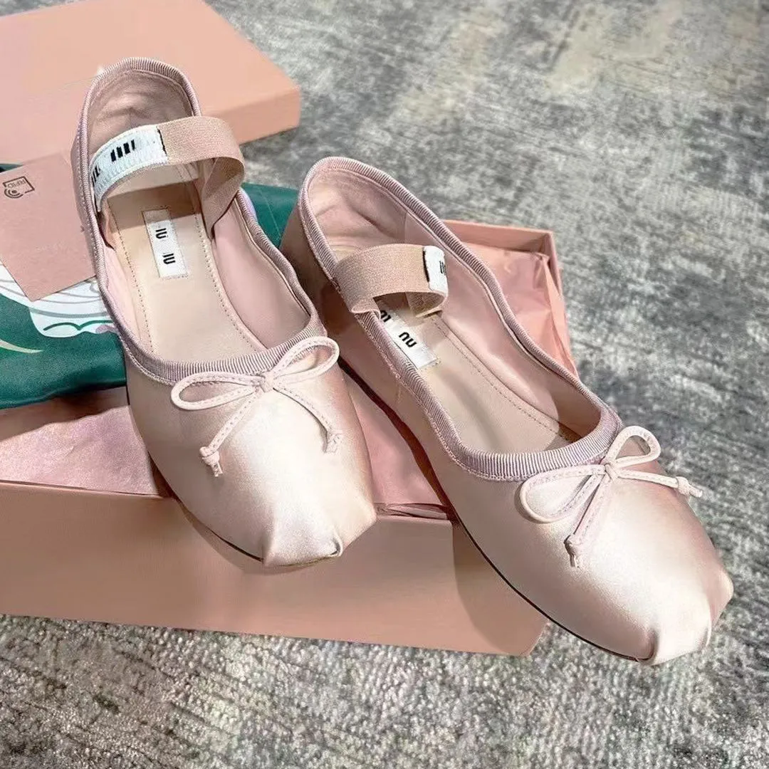 LUXURY Paris Ballet Fashion Designer Chaussures de danse professionnelles 2023 Ballerines en satin mm Plateforme Bowknot Bouche peu profonde Sandales plates pour femmes 35-40