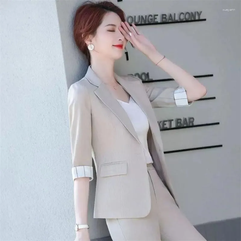 Elegante mujer con pantalón beige y abrigo