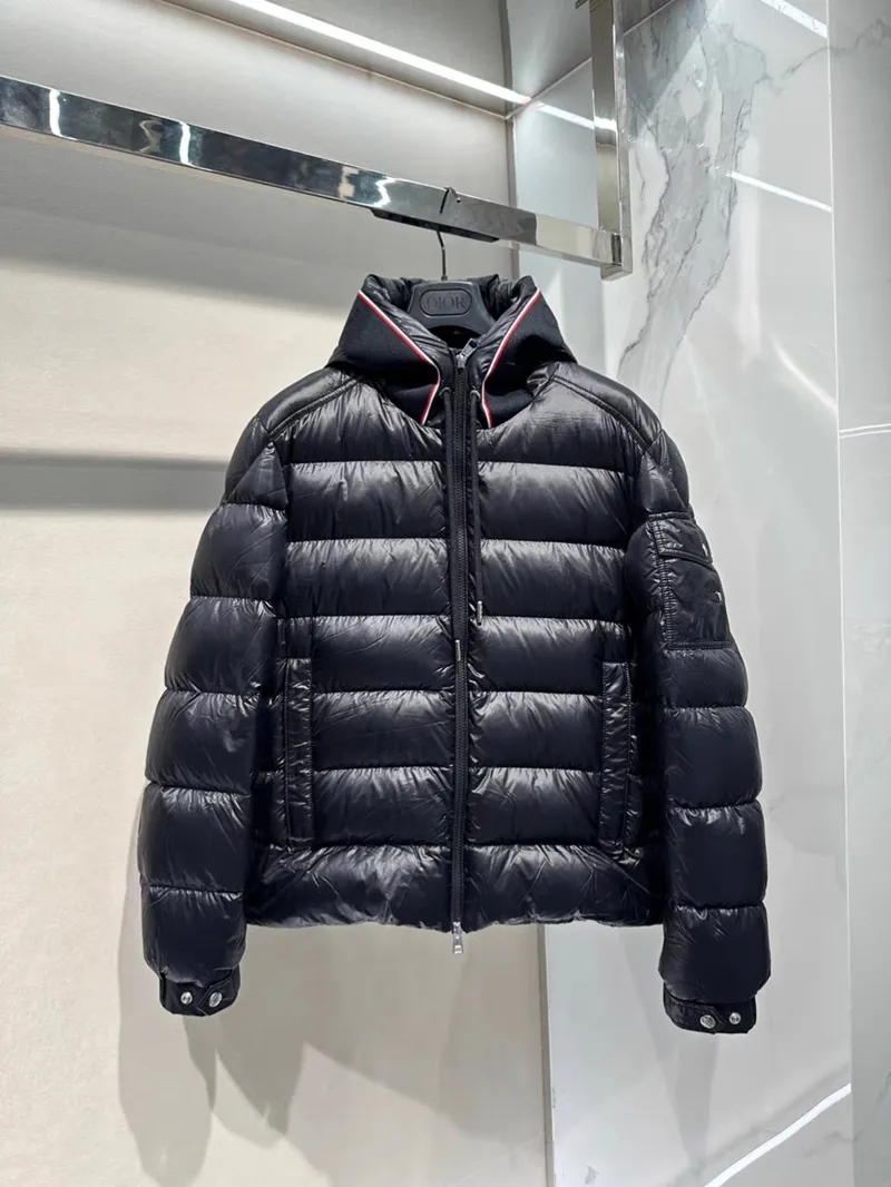 2024 Designer Monclair Mens Down Vestes Parkas Luxe Monler Montbéliard Sweat à capuche Noir Bleu Blanc Goose Top Haute Qualité Homme Hiver Nom Célèbre 631400