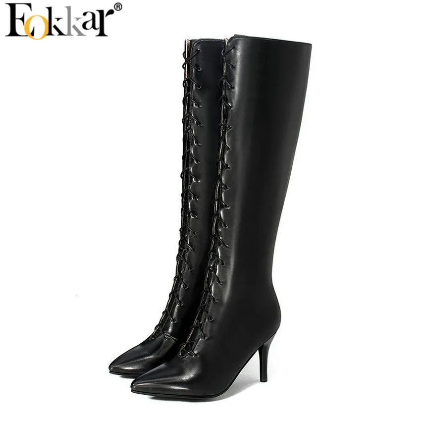 Сапоги Eokkar 2024, женские атласные сапоги до колена с острым носком на тонком каблуке, застежка-молния, черные зимние женские туфли, большой размер 43, 230911