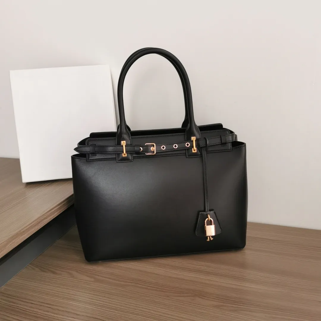 Bolsa de designer de luxo em bolsa de ombro de camurça de camurça Bolsa preta com cinto de couro funcional para apertar e funcionar cinto de couro funcional para apertar as alças