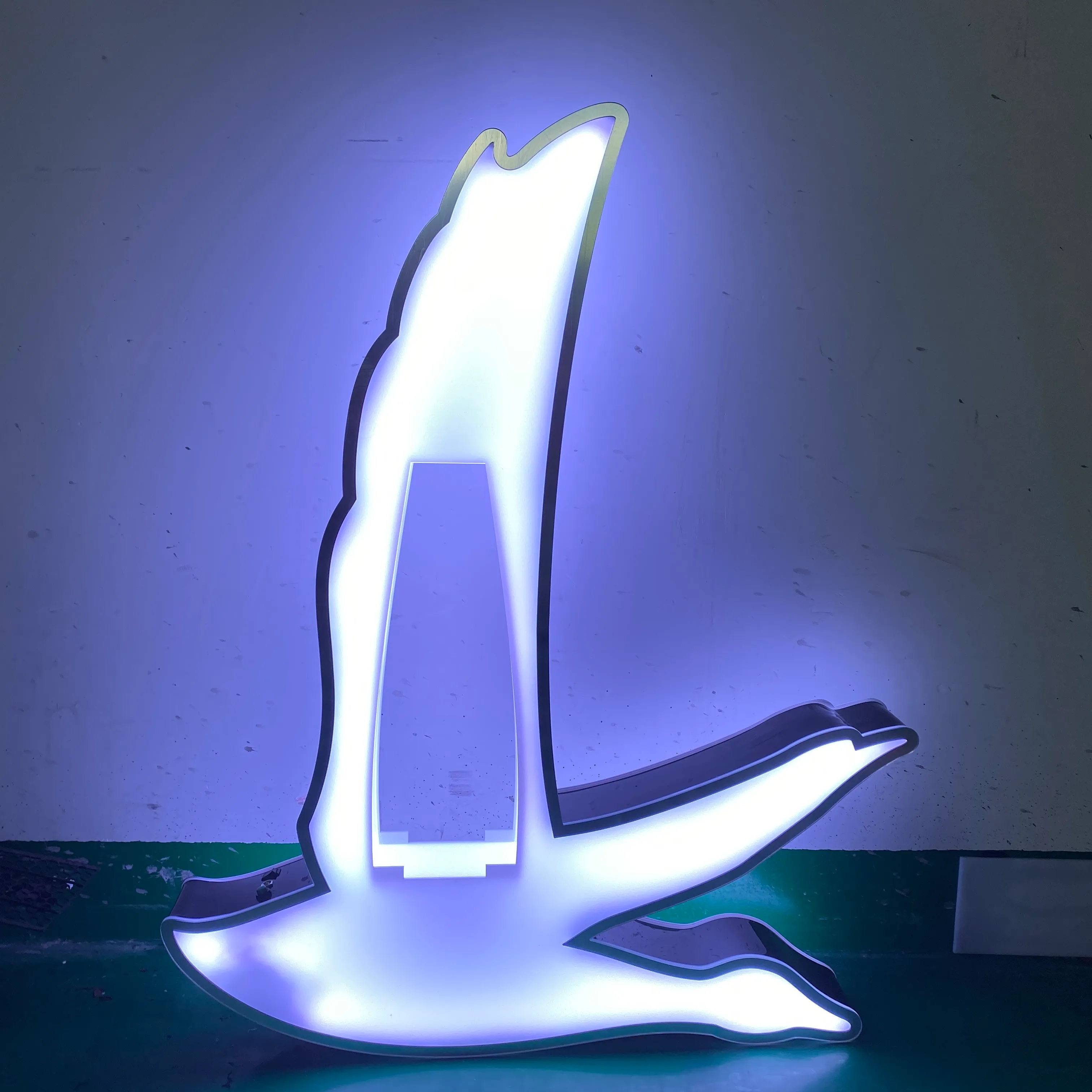 Rechargeable LED Champagne Bottle Presenter – Flashing Colored Light Display Holder For Wine, Whisky, Party & Bar Decor