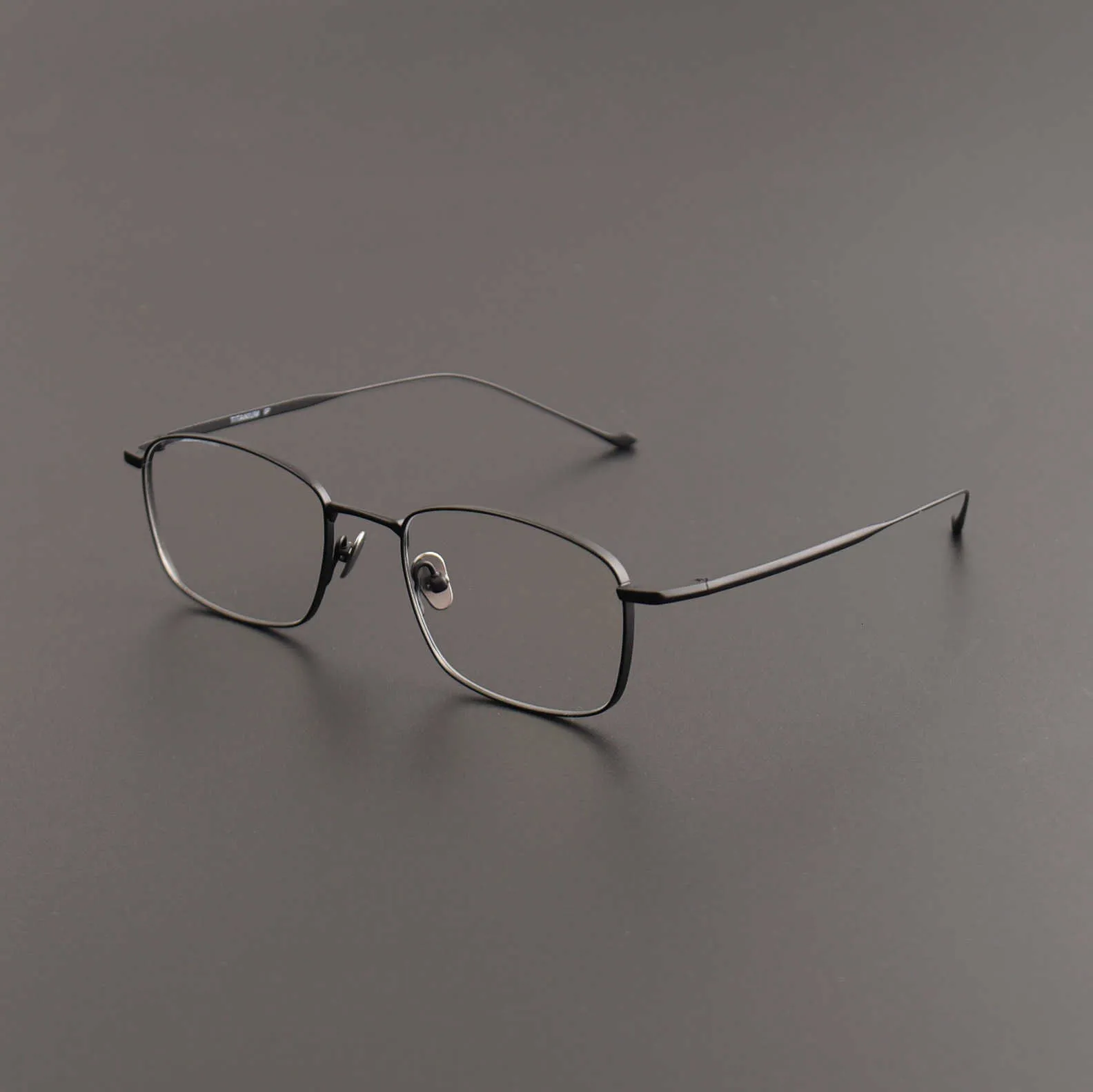 ファッション純粋な手作りのデザイナーマスナガトップコードフトラライトピュアチタングラスは、男性と女性が近視眼鏡をかけるために利用できます
