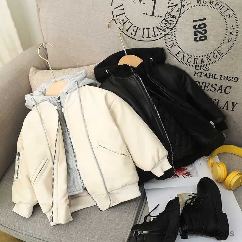 Ceketler çocuk giyim ceket erkekler kalınlaşan sonbahar 2023 yeni kış 2 adet fermuarlı kapüşonlu moda deri ceket romantik R230912