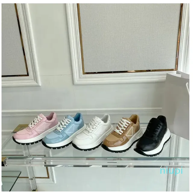 Casual Shoes 2023Off White P Runway Style Läder Casual Shoes for Women 3D Metal Standard Tjock Soled Sports Running