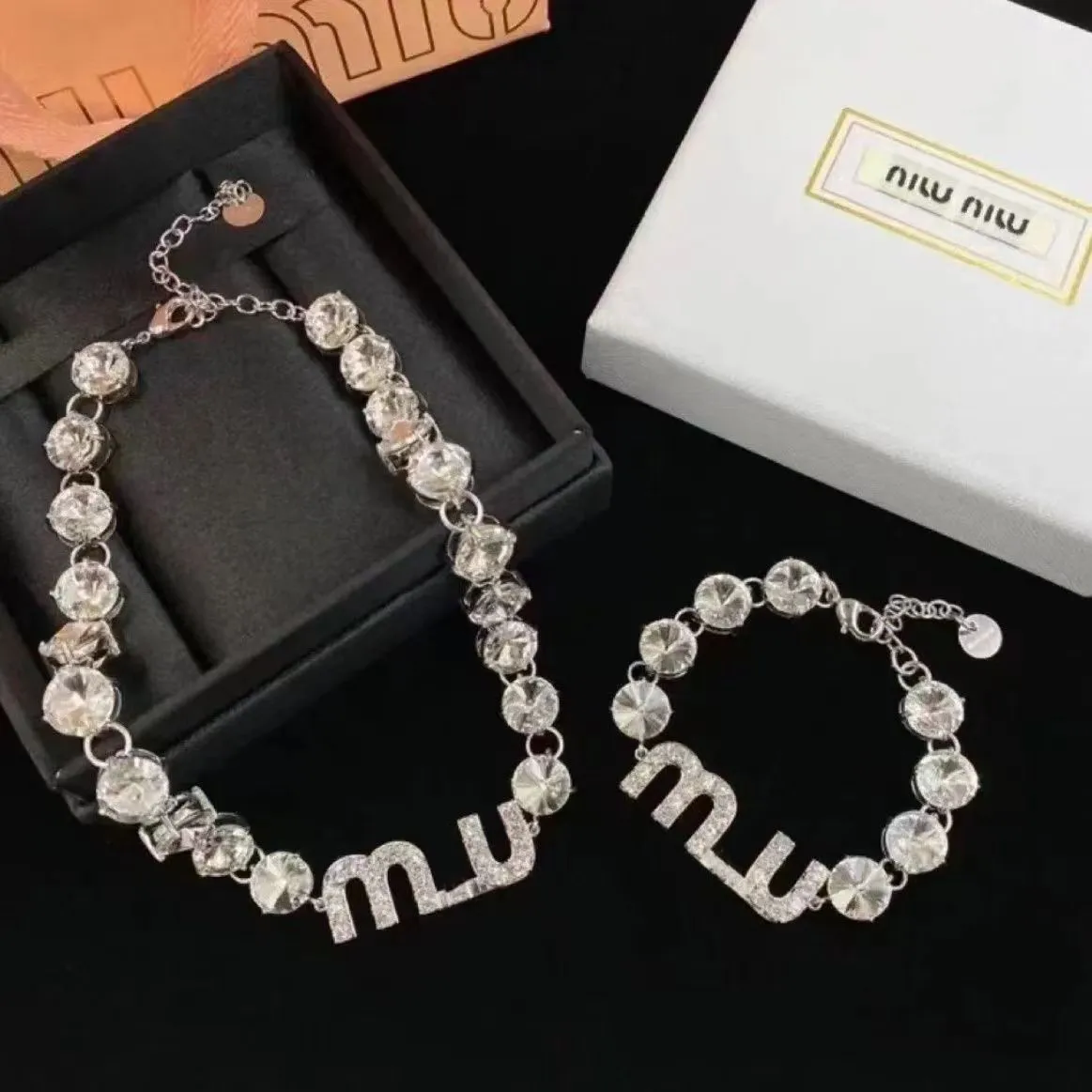 Atacado novo m iu grande carta strass colar conjunto feminino corrente luz luxo prata clavícula corrente