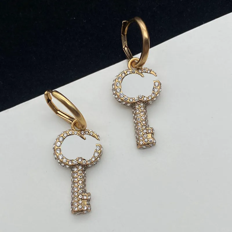 Klassieke merkontwerper sieraden Vergulde zilveren charme Stud Earring Luxe Letter Koperen oorbel Ingelegde kristallen Eardrop Ear Loop Huwelijksgeschenken