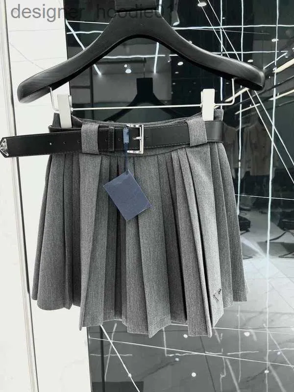Spódnice Designer Academic Style Letni dopasowanie z paskiem z paski przeciw olśnieniu plisowana pół długości spódnica odchudzka przedwczesna krocza krótka spódnica