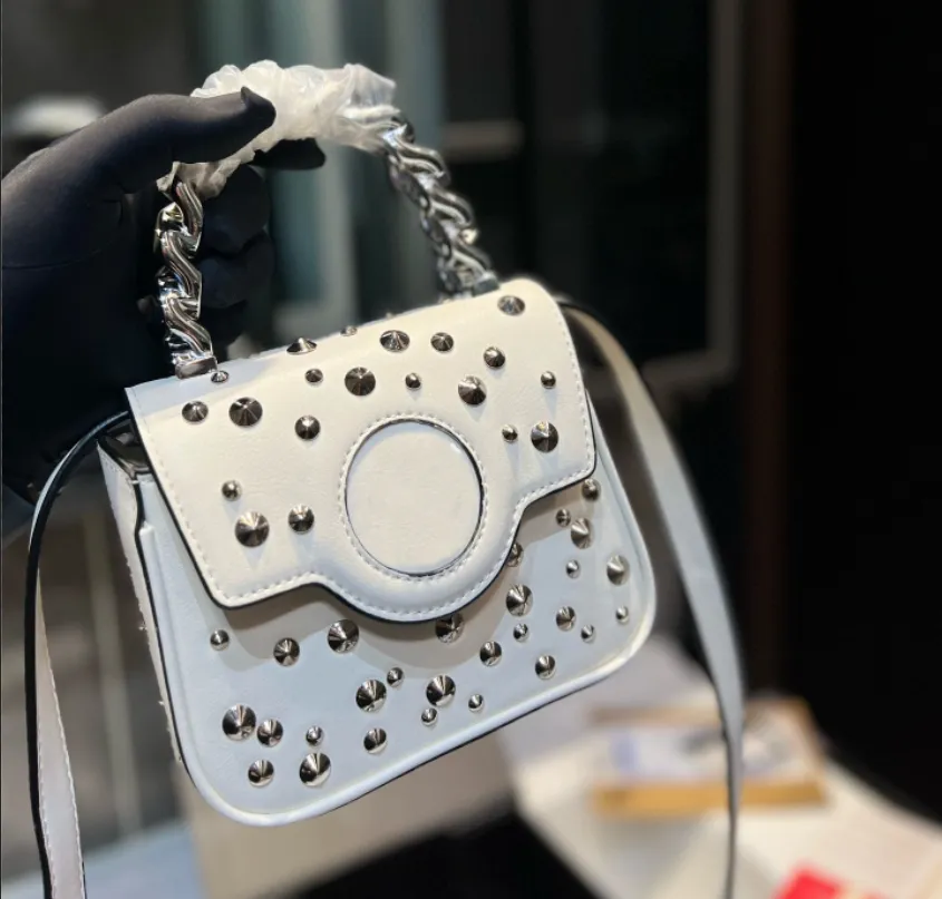 Il designer di FSZ si è rivestito in bianco e nero a una spalla a due spalmette per la piccola borsa quadrata preferita per frequentare i banchetti Zhuci12