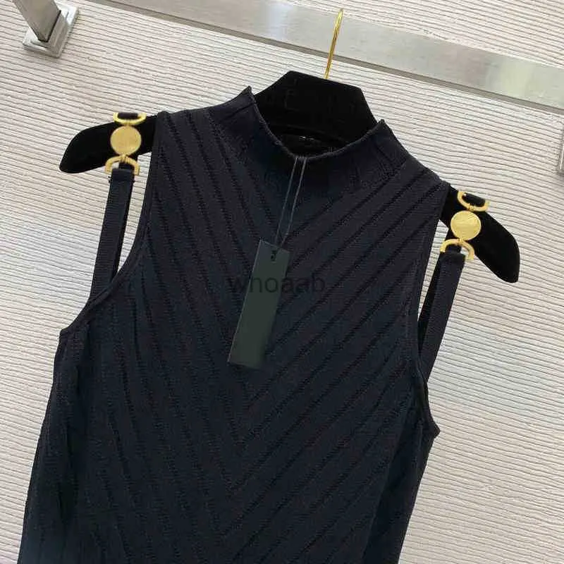 Vestidos de estilo de rua Design de moda no início da primavera novos acessórios de metal suspender design elástico envoltório saia vestido de malha HKD230912