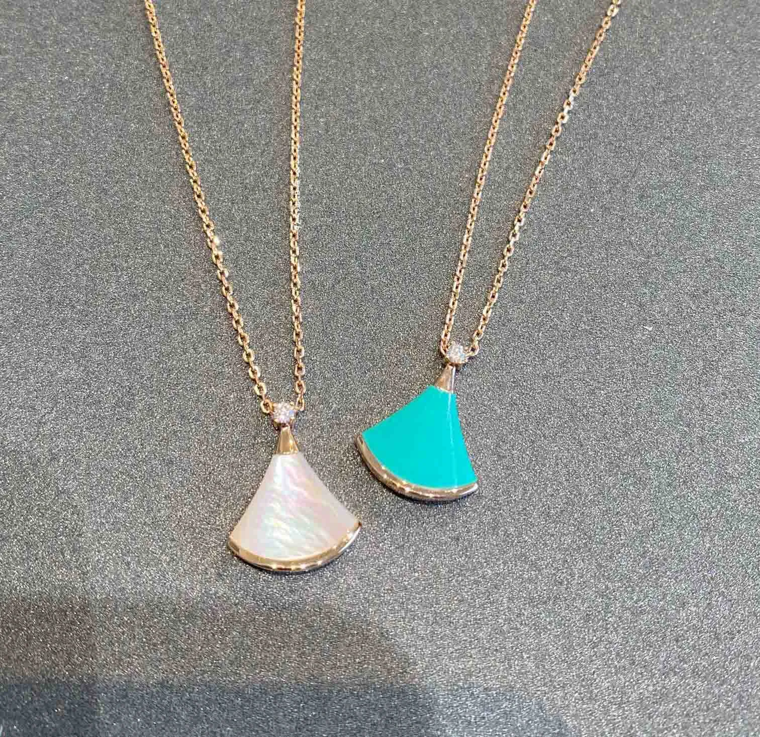 Materiale in oro 2023 V Collana con ciondolo a forma di ventaglio di qualità di lusso con colore blu bianco rosso placcato in oro rosa 18 carati con scatola per timbri PS4454A