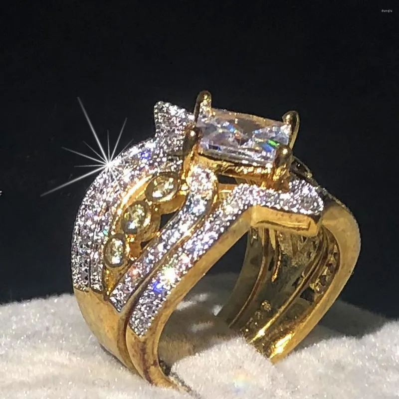 Klusterringar lyxig vit simulerad diamantuppsättning 18k guld över 925 silver 3-stycken multi-row brud för kvinnliga domstolsmycken