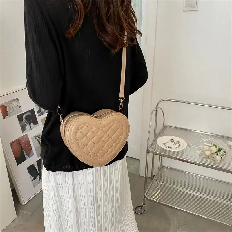 designer bag Shoulder Bags Love shaped heart bag fashion bag temperament fashion bag boutique bag metal buckle perfect restore with box dust bag