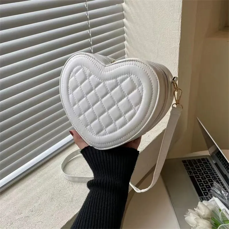Designer Leather Heart Shaped Crossbody Handbag with Chain for Women Shoulder Bag Clutch Purse