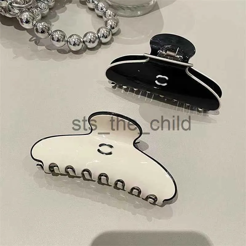 Hårklipp Barrettes Luxury Designer Jewelry Brand Letter Black White Hair Clips Elegant Temperament Shark Hair Clip Hairpin X0913